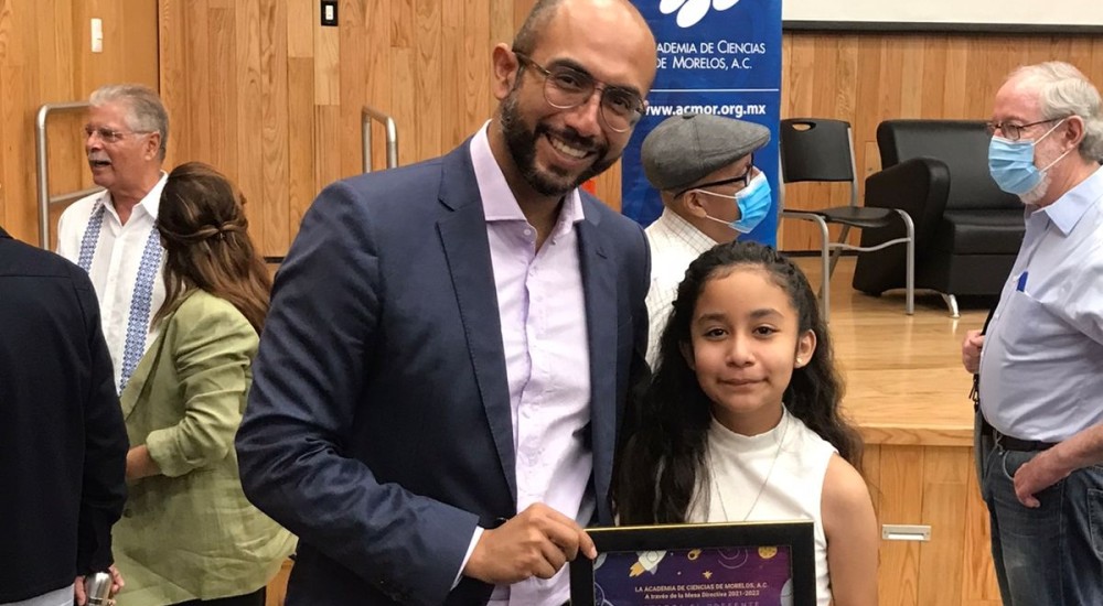 Ashley Martínez Ocampo, la niña morelense que descubrió un asteroide el año pasado, recibió un reconocimiento por parte de la Academia de Ciencias de Morelos