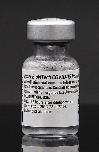 Figura 1. Imagen de un vial de la vacuna BNT162b2 de la empresa Pfizer/BioNTech. Se pueden apreciar en la etiqueta, las instrucciones de uso y precauciones a tomar. Tomada de: https://en.wikipedia.org/wiki/Tozinameran#/media/File:Covid19_vaccine_biontech_pfizer_3.jpg