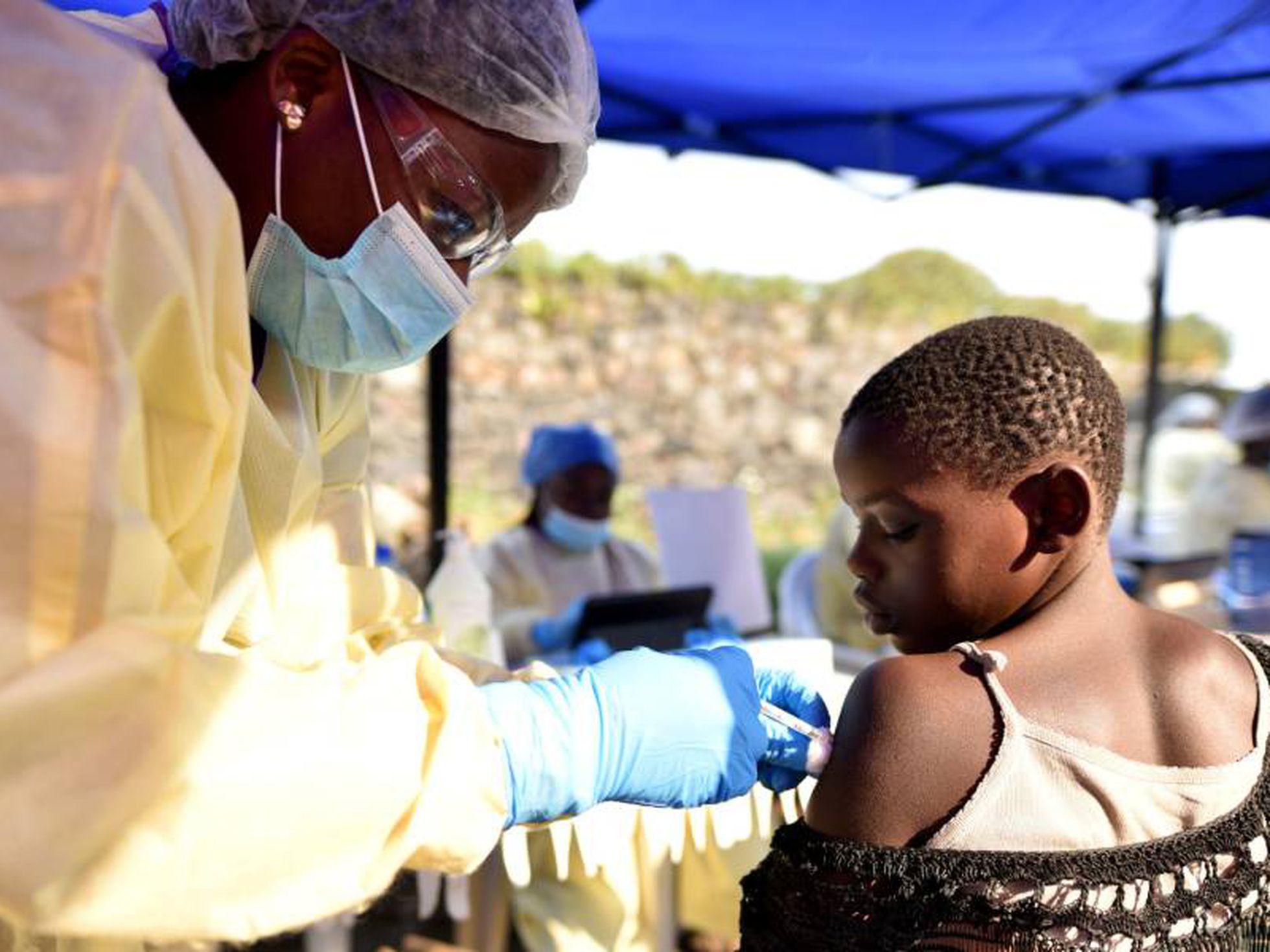 Figura 3. Un médico vacunando a un niño en el centro de salud Himbi, en Goma. Olivia Acland (Reuters). Periódico El País, España. https://elpais.com/sociedad/2019/08/01/actualidad/1564650145_897761.html