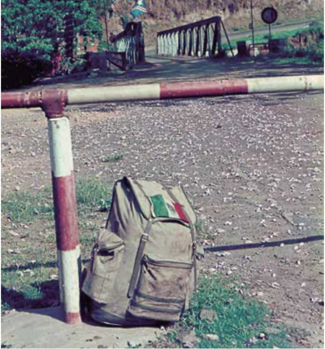 La mochila de un mochilero siempre lleva la bandera de su país.