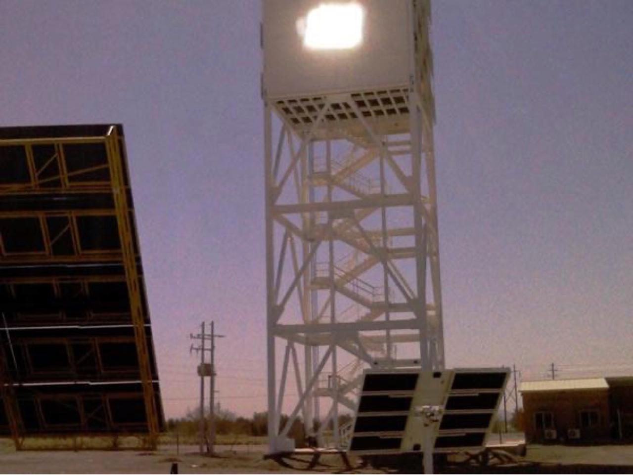 Figura 3.  Campo Experimental de Torre Central en el desierto de Sonora (publicada en https://concentracionsolar.org.mx/). 